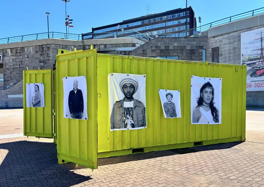 Activació del contenidor itinerant a Bilbao del projecte Museo Migrante Migrante, fotografia de 'Palencia en la red'