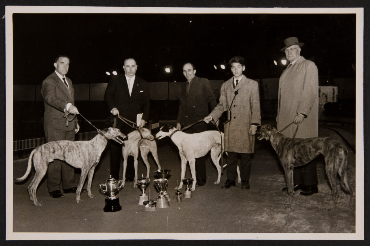 Imagen para los medios: Els propietaris dels llebrers, els llebrers i els seus trofeus 